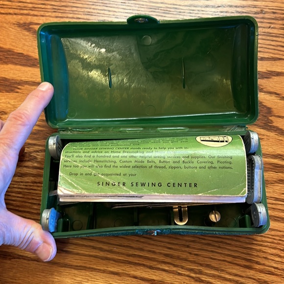 Vintage 1948 Singer Buttonholer w/ 5 button templates and Green Case #160506 - Picture 3 of 14